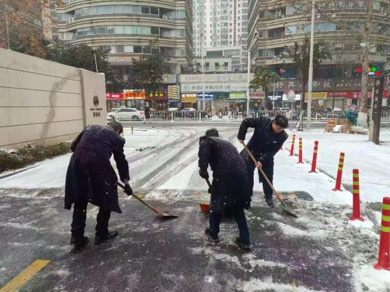 清积雪 保畅通 护平安——领威安保开展铲雪除冰
